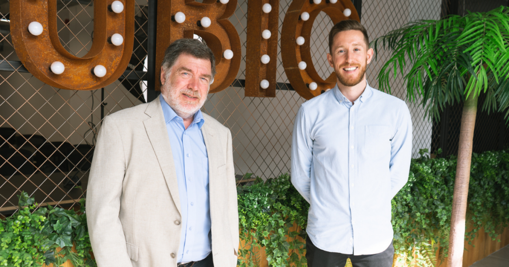 Course: The two creators of the cannabis course standing next to each other looking into the camera